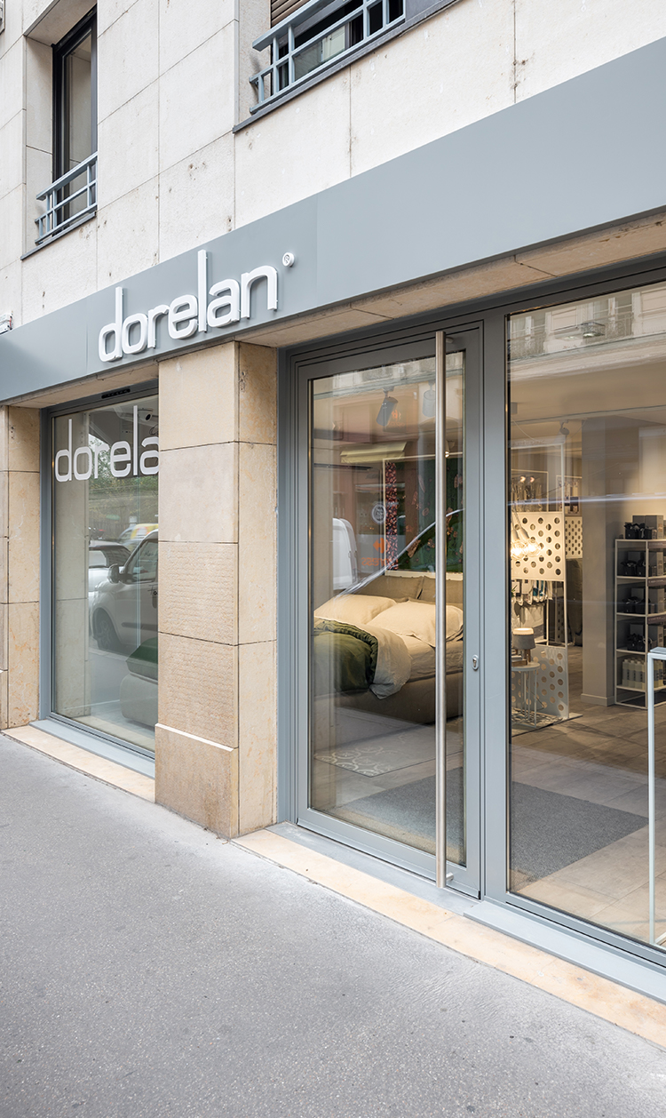 Dorelan s’installe en France et ouvre une boutique à Lyon.
